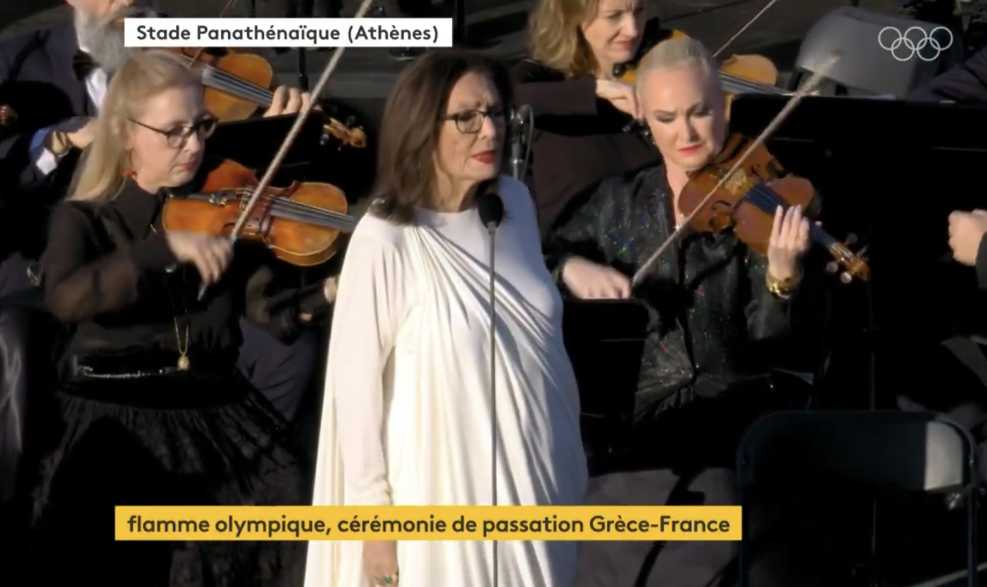 Μας έκαναν υπερήφανους: Ο Νίκος Αλιάγας παρουσιάζει και η Νανα Μουσχουρη ερμηνεύει τους εθνικούς ύμνους Ελλάδας και Γαλλίας